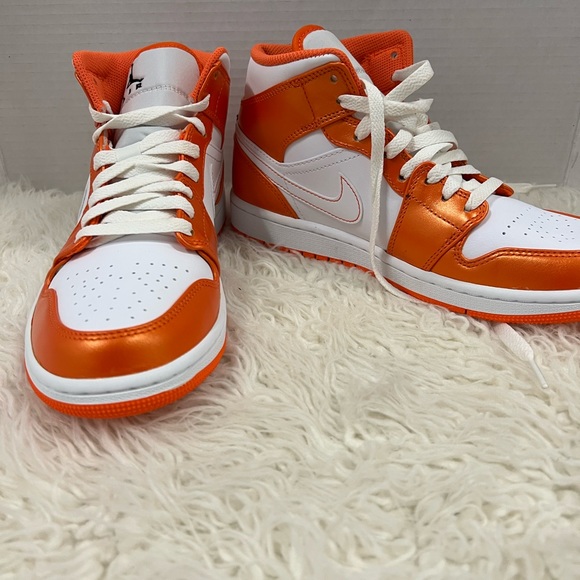 Air Jordan 1 MID SE, Electro Orange - Picture 3 of 13